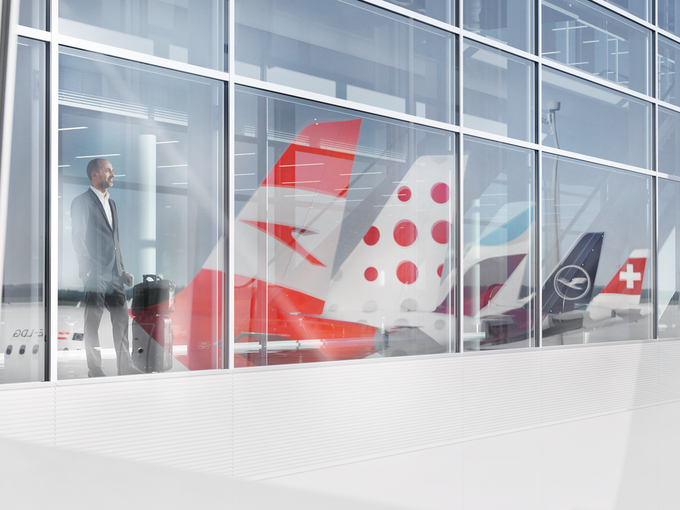 LH Group Airlines Austrian, Brussels, Eurowings, Lufthansa und Swiss vor gläserner Fassade