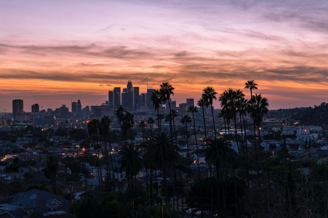 Blick abends auf Skyline von Küstenstadt Los Angeles