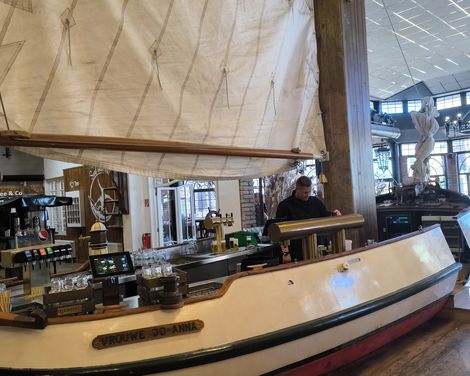 Bar aus einem alten Boot im Hafenrestaurant