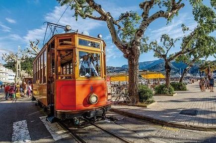Alte orangene Tram an Promenade von Puerto de Sóller