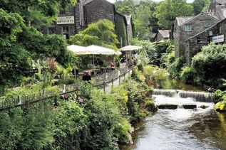Kleiner Naturort am Fluss in Schottland
