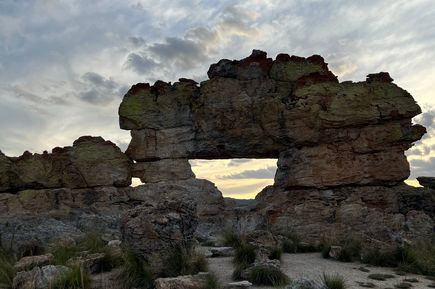 Felsformation die aussieht wie ein Tor oder eine Brücke