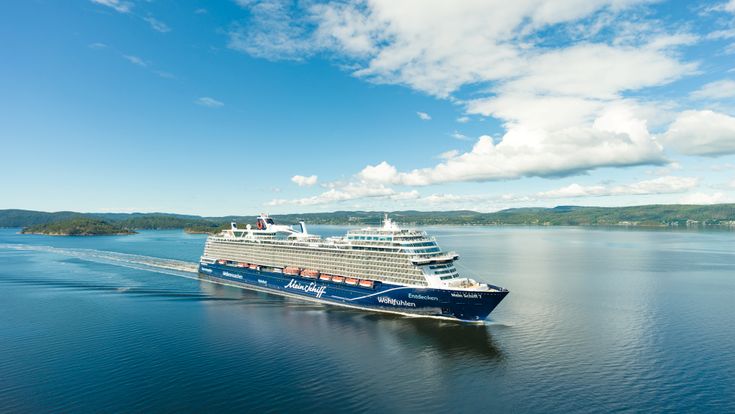 Drohnenaufnahme der Mein Schiff 7 auf See
