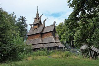 Kleine Kirche in grüner Natur