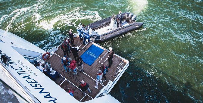 Hapag-LLoyd-Cruises Zodiac im Meer