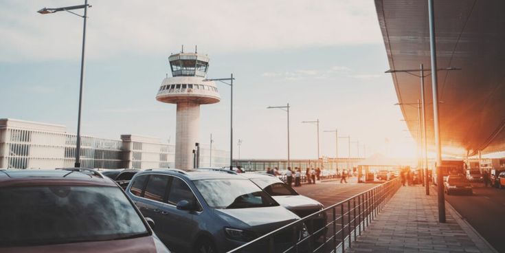 Parken am Airport © Adobe Stock