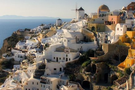 Häuser am Berghang in Oia und Firá - Santorins malerischste Orte