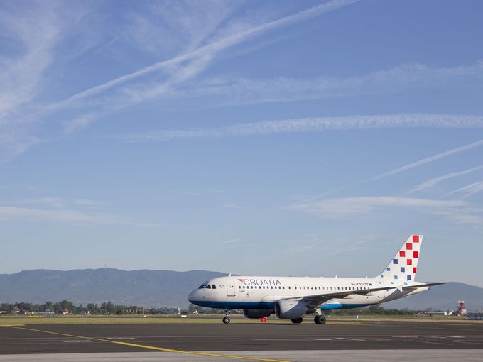 Flugzeug von Croatia Airlines am Boden