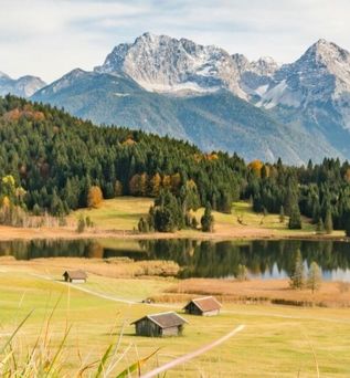 Alpenpanorama mit Wiese und See