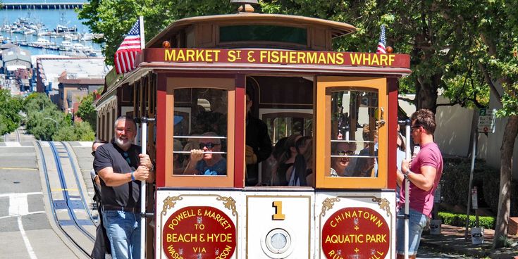 Cable Car Kabelstraßenbahn an Straße in San Francisco