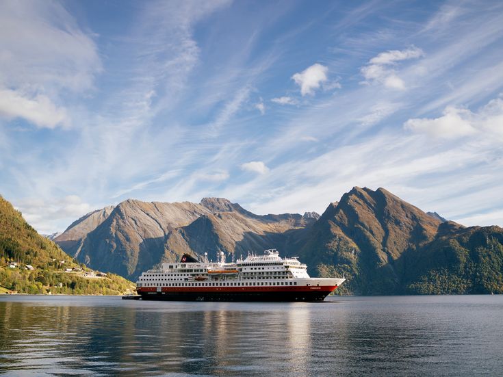 MS Finnmarken im herbstlichen Hjorungsfjord