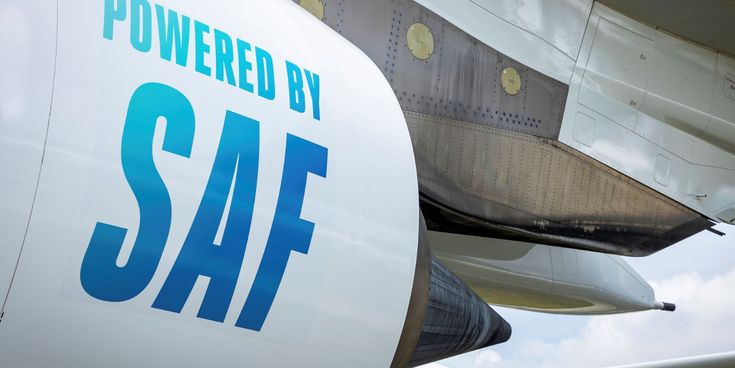 Turbine eines Flugzeugs mit dem Schriftzug Powered by SAF. SAF steht für Sustainable Aviation Fuel.