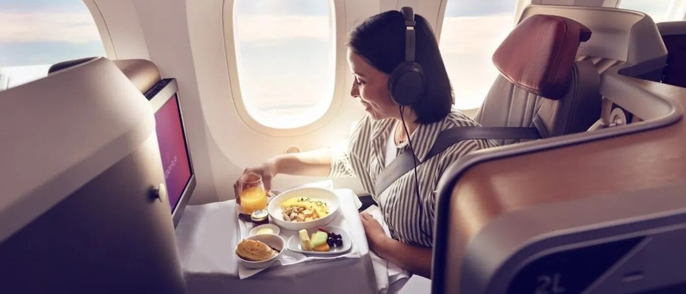 Passagierin in der LATAM Airlines Business Class, komfortables Reisen nach Lateinamerika