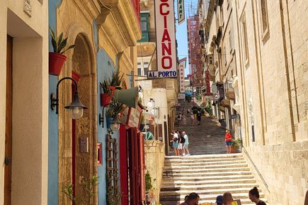 Kleine Gasse mit Restaurants und Treppenstufen