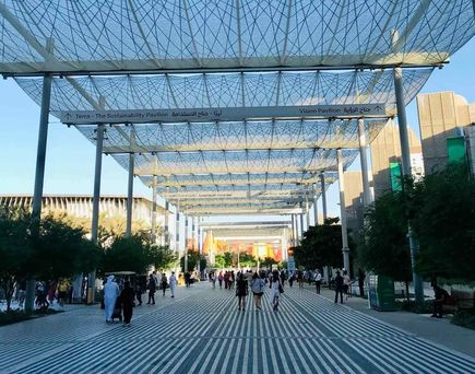 Gelände der EXPO2020 in Dubai mit Sonnenschutz