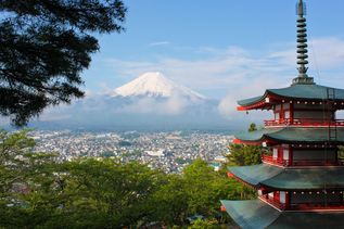Blick vom Berg Mount Fuji auf Tempel und ins Tal