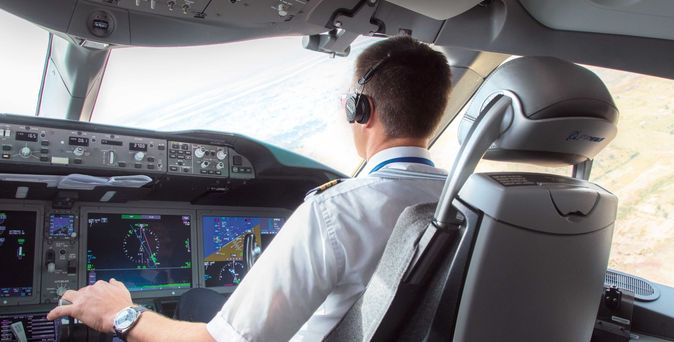 Pilot im Cockpit