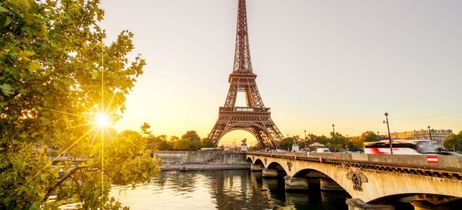 Eiffelturm in Paris mit Blick auf die Seine