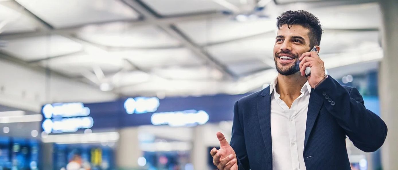 Geschäftsreisender mit Koffer am Flughafen, Air France-KLM Corporate Benefits Program