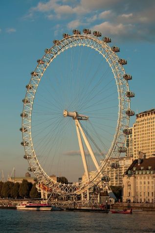 London Eye am Ufer der Themse bei warmem Abendlicht