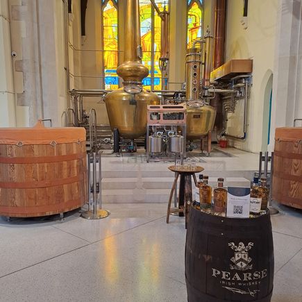 Kupferne Destillieranlage der Pearse Lyons Distillery in einer ehemaligen Kirche in Dublin.