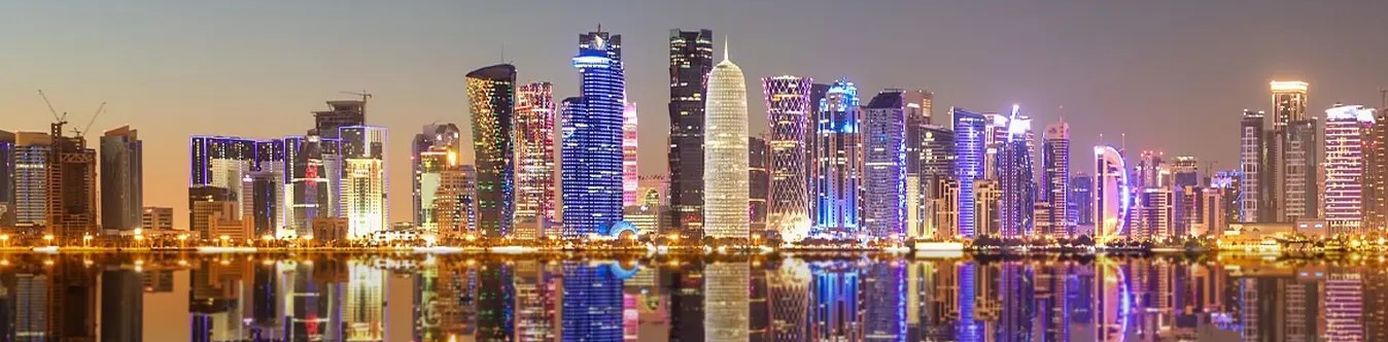 Doha Skyline und Qatar Airways mit Qsuite auf Langstrecke