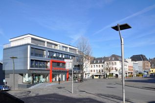 Außenansicht des Gebäudes am Alten Markt in Mönchengladbach mit dem Reisebüro City Center Niederrhein und der Stadtsparkasse im Erdgeschoss.