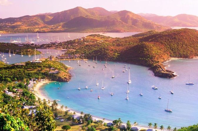 Bucht am Meer auf Antigua