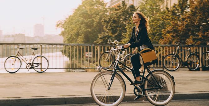Geschäftsfrau auf Fahrrad in Berlin