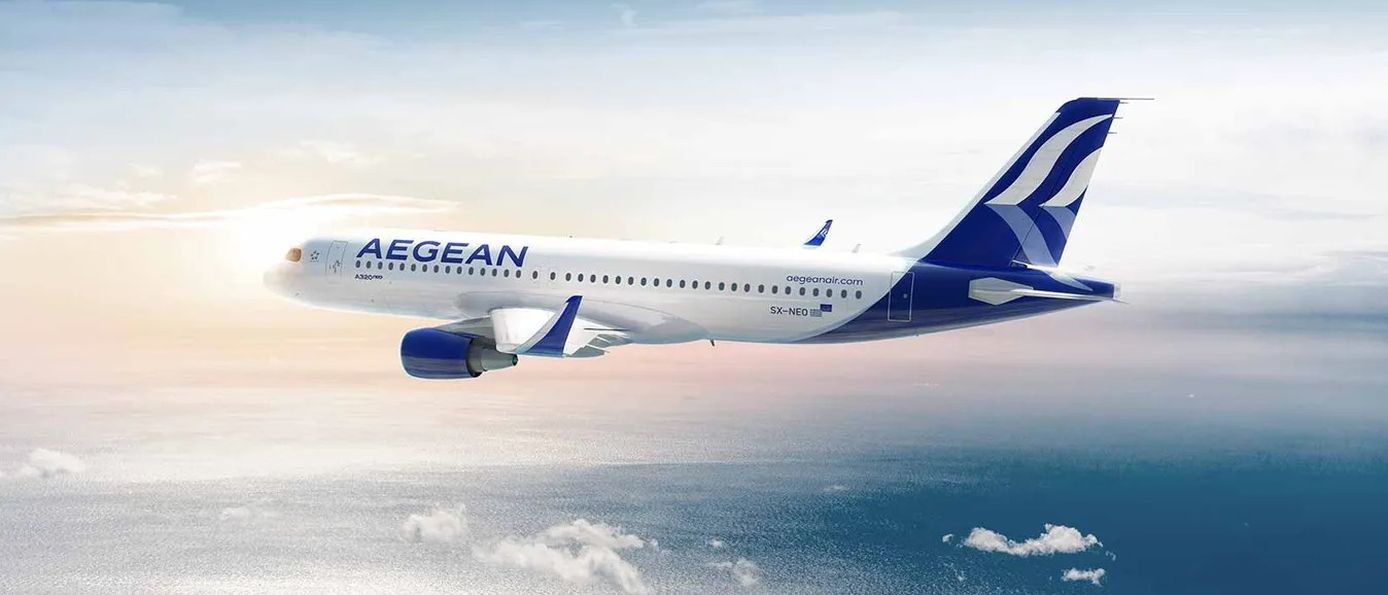 AEGEAN Airlines Flugzeug auf dem Weg nach Athen, Geschäftsreisen nach Griechenland