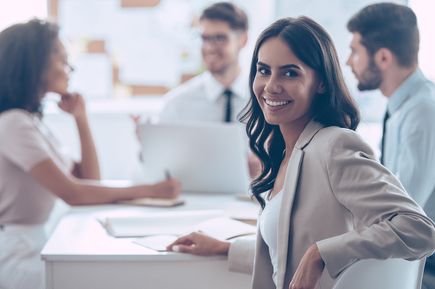 Frau in Blazer beim Businessgespräch