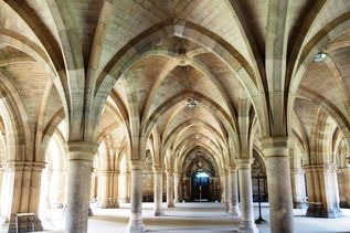 Historische Arkaden in Kirche in Schottland