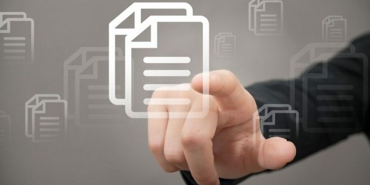 Hand einer Person tippt auf ein digitales Symbol für Dokumente – Darstellung moderner Datenverwaltung und papierloser Prozesse.