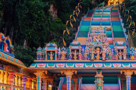 imposante lange, bunte Treppen, an deren Ende sich die Batu-Höhlen in Malaysia befinden