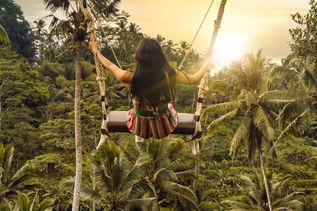 Blick auf Riesenschaukeln von Indonesiens Insel Bali