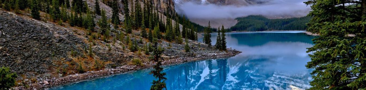 See Moraine Lake vor Bergkulisse in Kanada