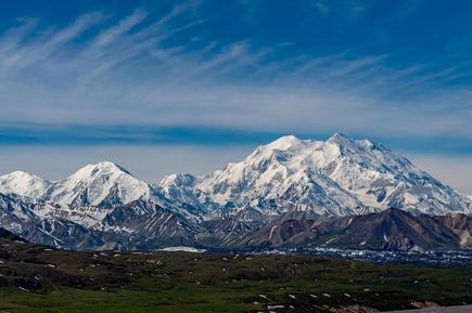 Schneebedeckte Berge im Denali Nationalpark in Alaska