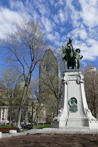 Historische Statue in einer Stadt in Ostkanada