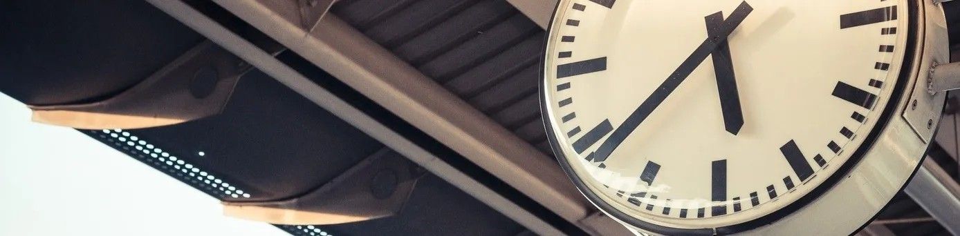 Bahnhofsuhr unter einem Hallendach