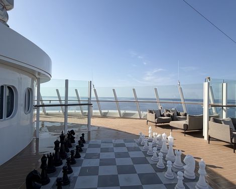 Großes Freiluft-Schachspiel mit schwarzen und weißen Figuren auf dem Sonnendeck der Silver Ray.