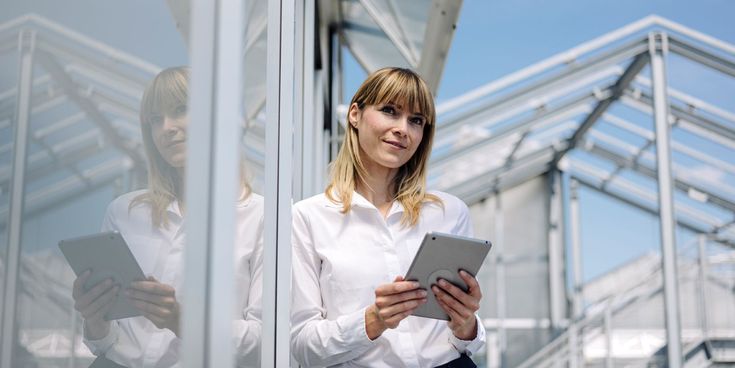 Frau mit Tablet lächelt © GettyImages