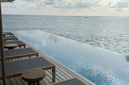 Infinity-Pool direkt über dem Meer 