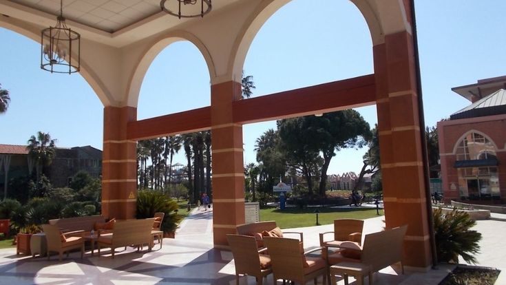 Club Mega Saray: Schattige Plätze unter Arkarden