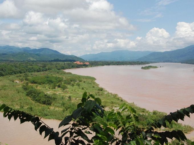 Blick auf den Mekong und grüne Berge
