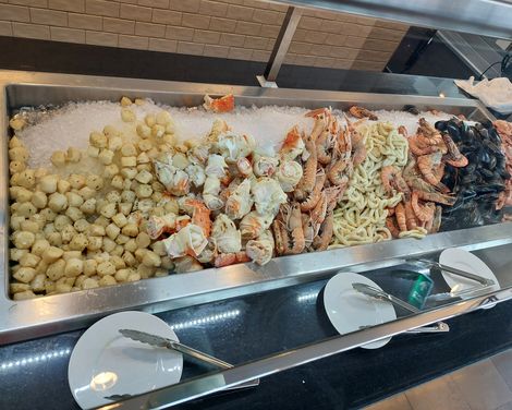 Meeresfrüchtebuffet auf Eis mit Jakobsmuscheln, Krabbenstücken, Langusten, Tintenfischringen, Garnelen und Miesmuscheln.