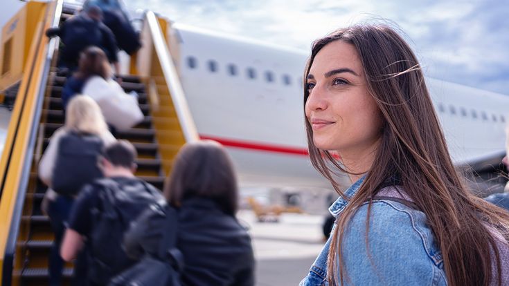 Frau beim Einsteigen ins Flugzeug