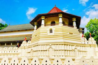 Tempel in Kandy auf Insel Sri Lanka (Indischer Ozean in Asien)