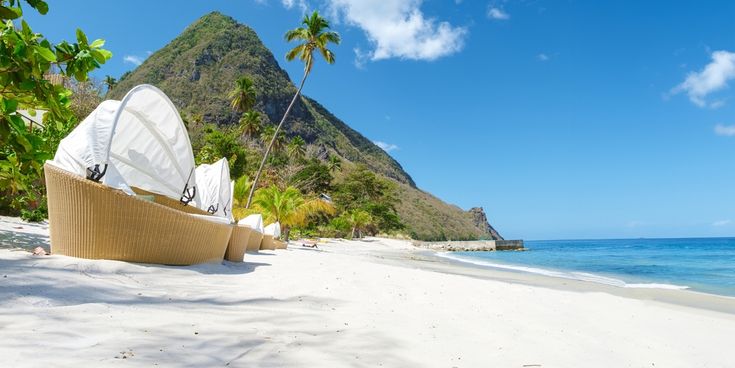 Strandliegen am Strand der Insel St. Lucia Karibik.