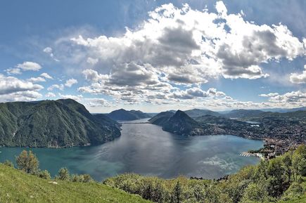 Grüne Landschaft in Tessin am See, Schweiz