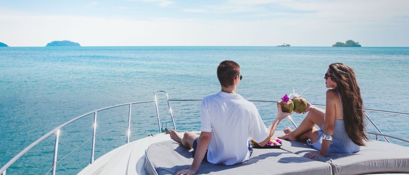 Pärchen auf Yacht mit Blick aufs Meer